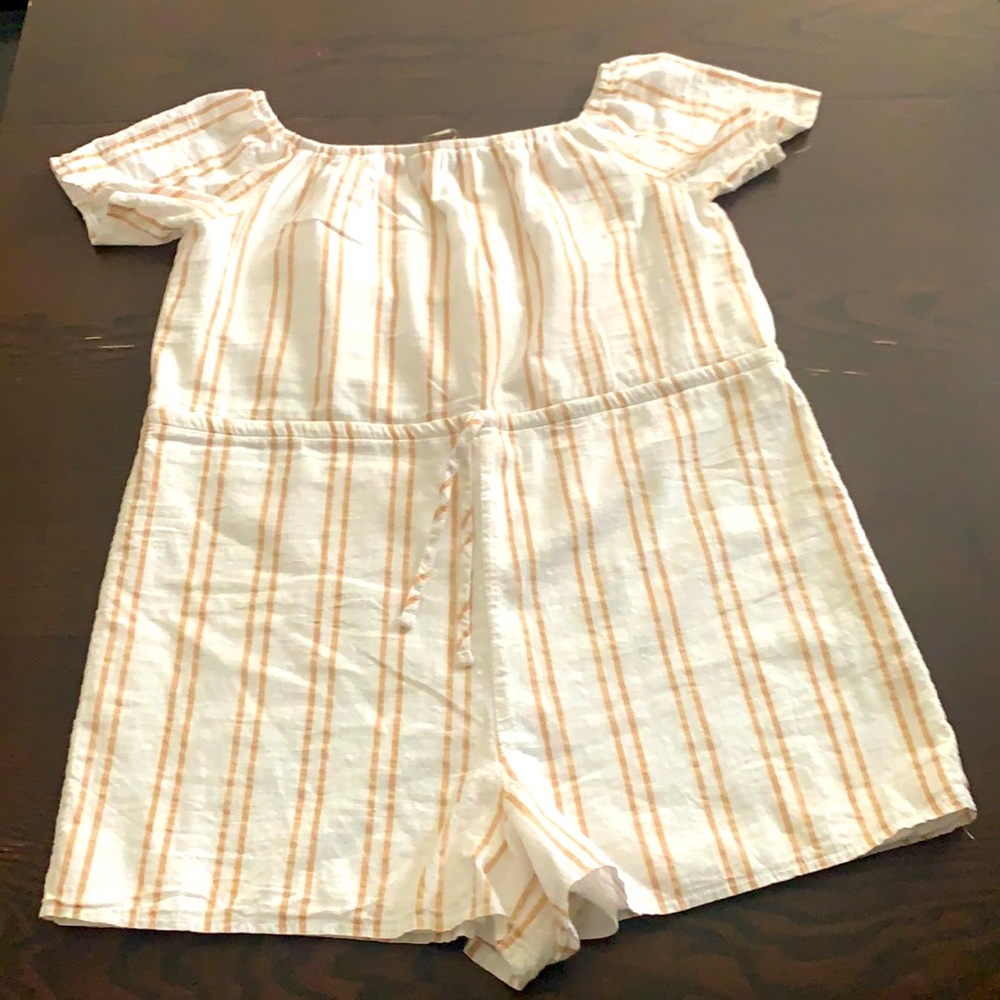 Short jumpsuit in white with beige stripes